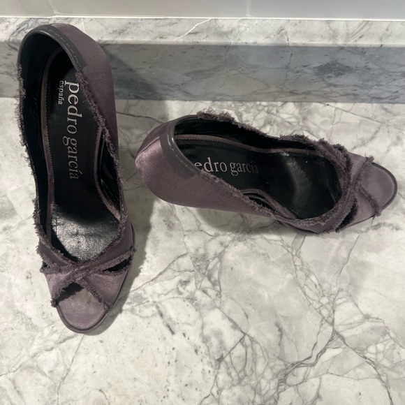 Pedro Gracia Satin Dannie Pumps in Charcoal Gray | Size 8.5/38.5 - Picture 5 of 10